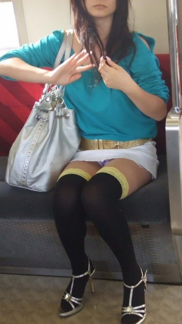 電車内でミニスカ女子がいたら急いで対面に座りたい001