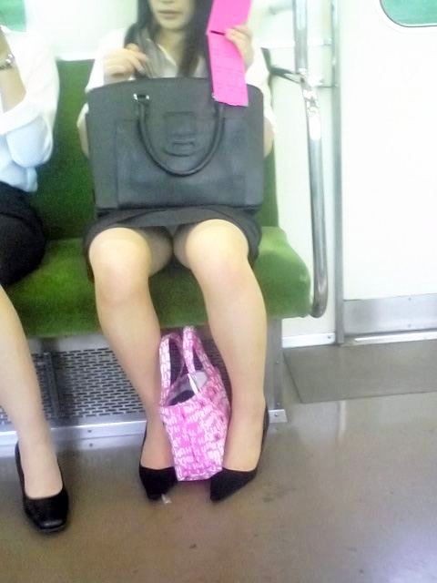 電車内でミニスカ女子がいたら急いで対面に座りたい003