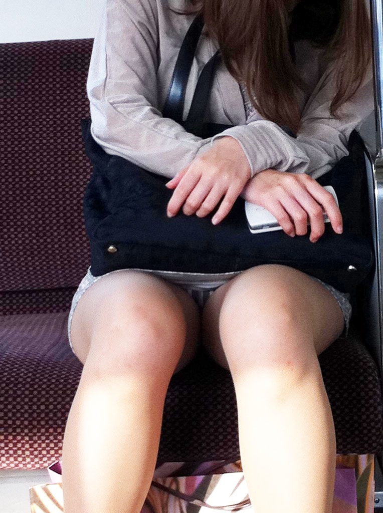 電車内でミニスカ女子がいたら急いで対面に座りたい004