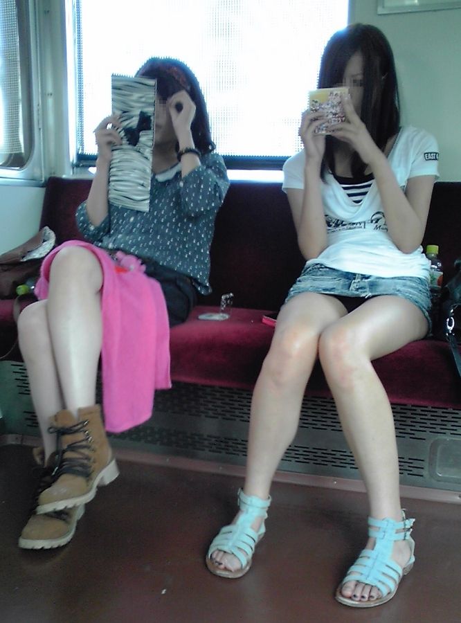 電車内でミニスカ女子がいたら急いで対面に座りたい014