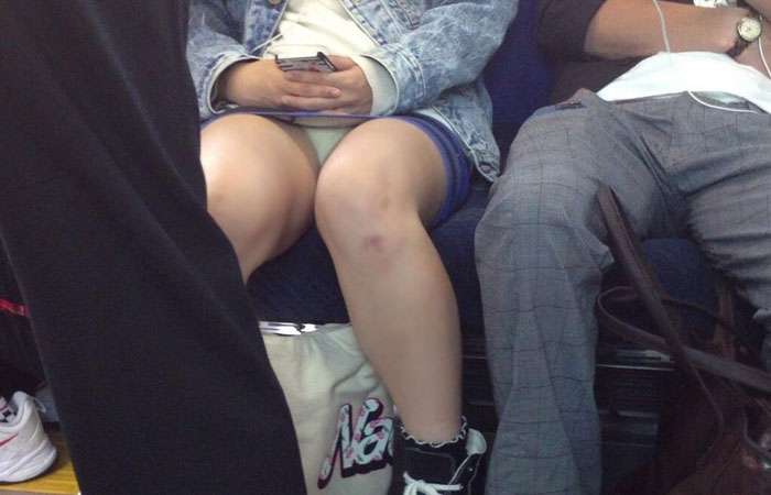 電車内でミニスカ女子がいたら急いで対面に座りたい015