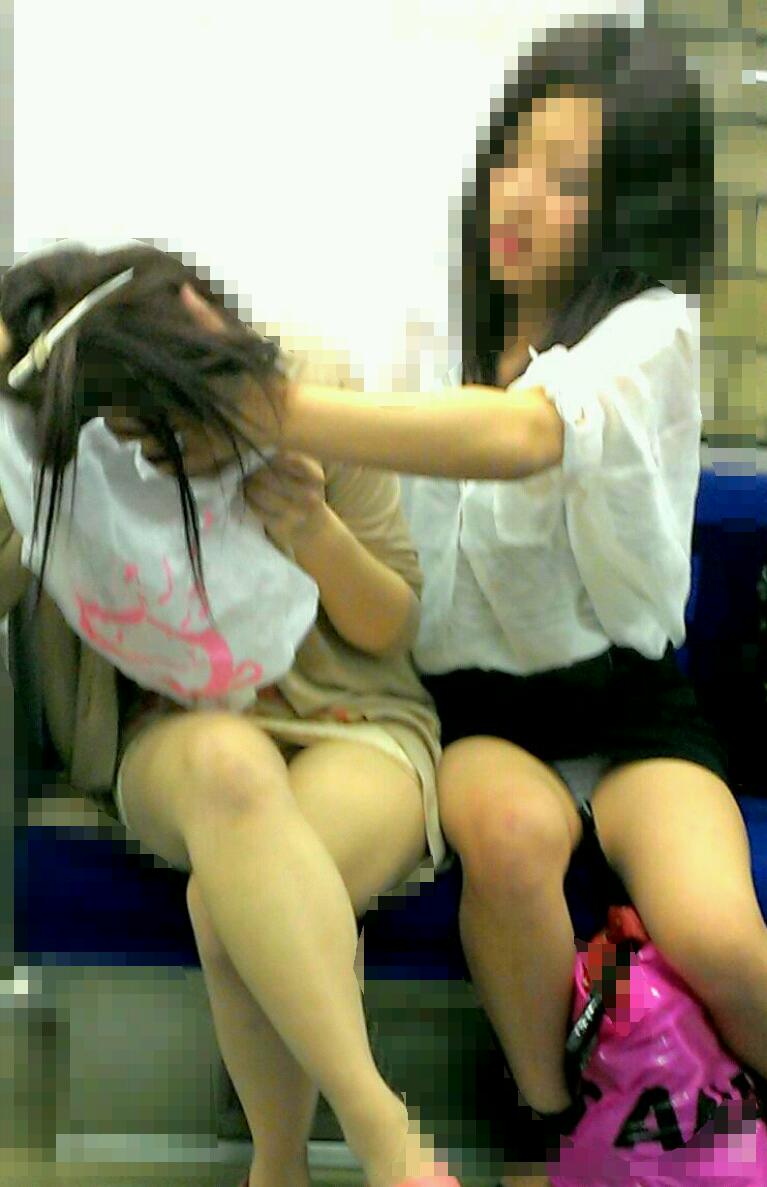 電車内でミニスカ女子がいたら急いで対面に座りたい016