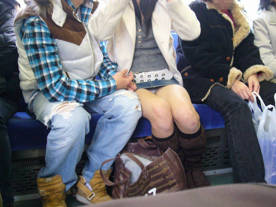電車内でミニスカ女子がいたら急いで対面に座りたい019