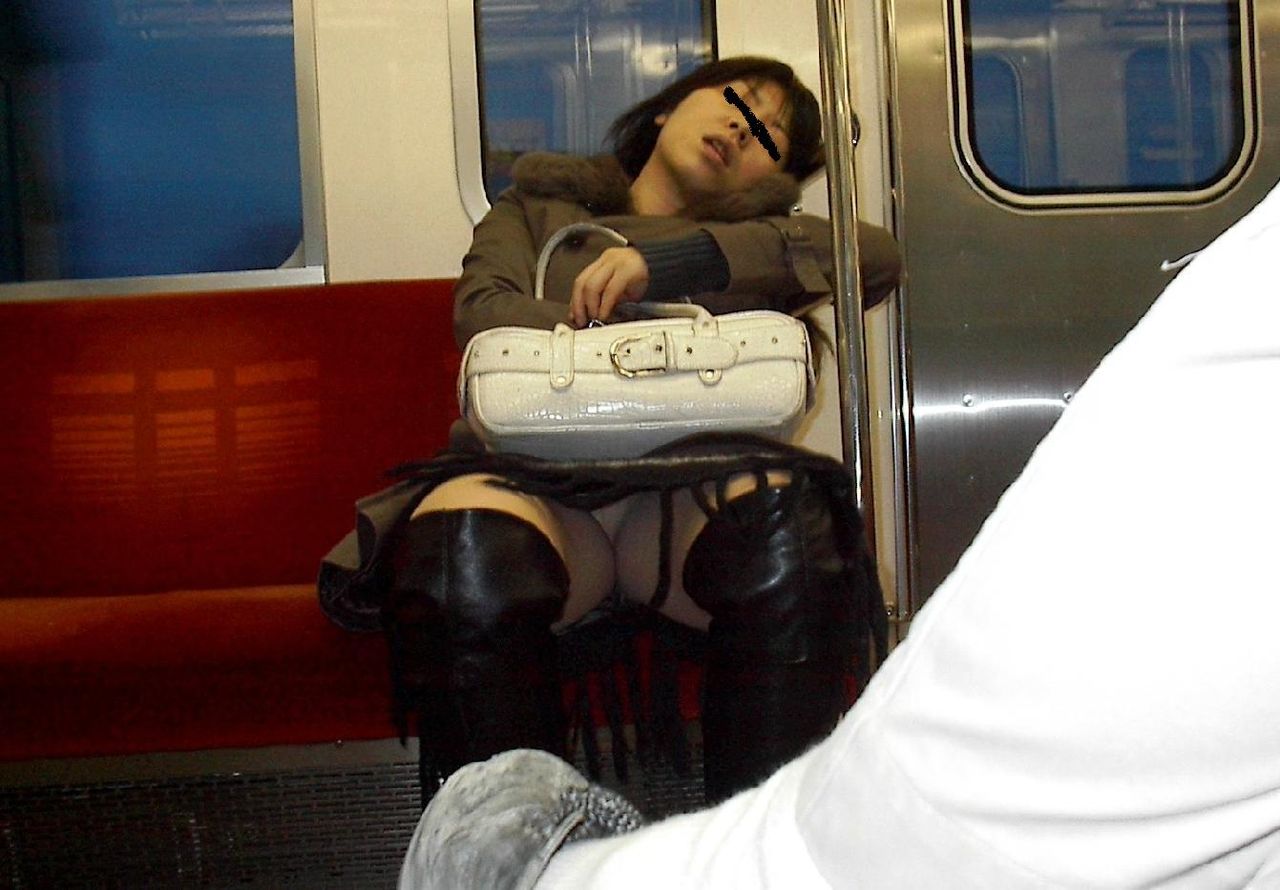 電車内でミニスカ女子がいたら急いで対面に座りたい023
