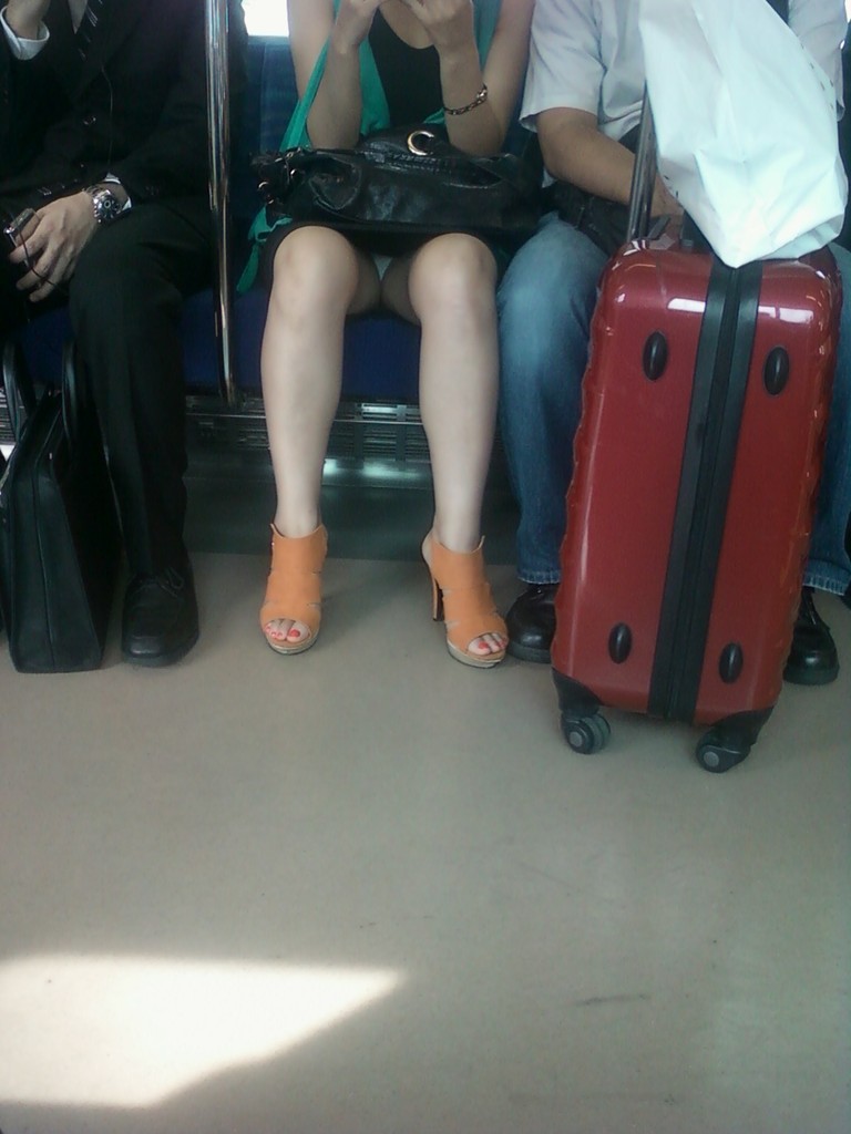 電車内でミニスカ女子がいたら急いで対面に座りたい025