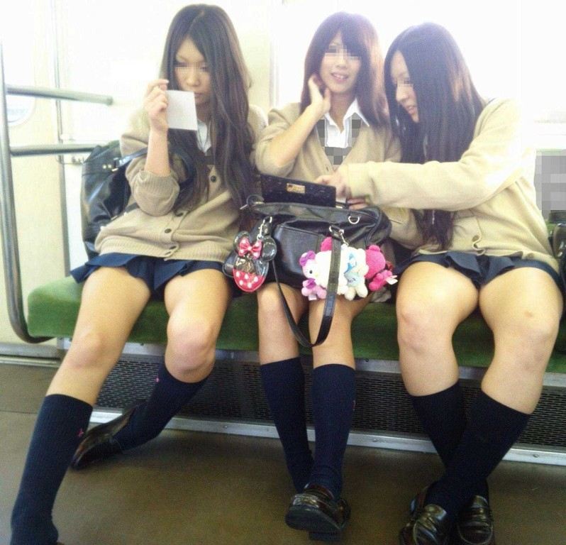 電車内でミニスカ女子がいたら急いで対面に座りたい031