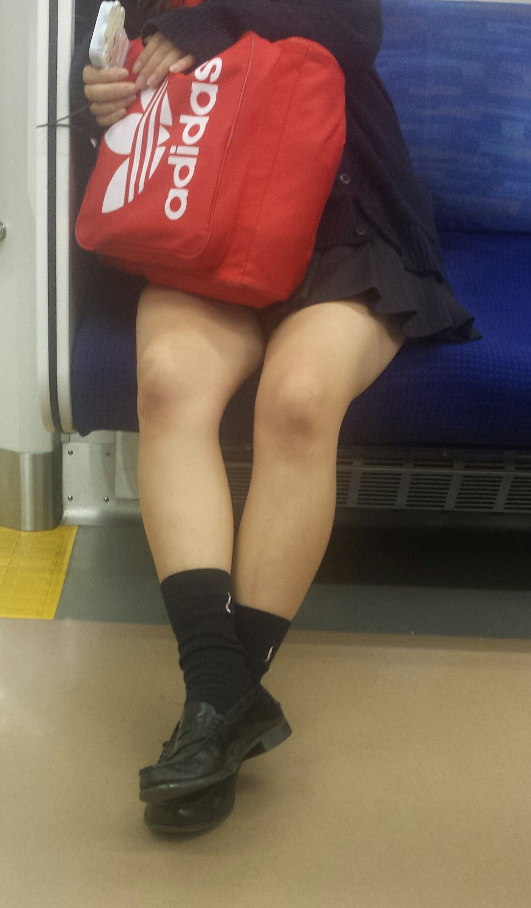 電車内にいるお姉さんをスマホで隠し撮りしたガチ盗撮画像001