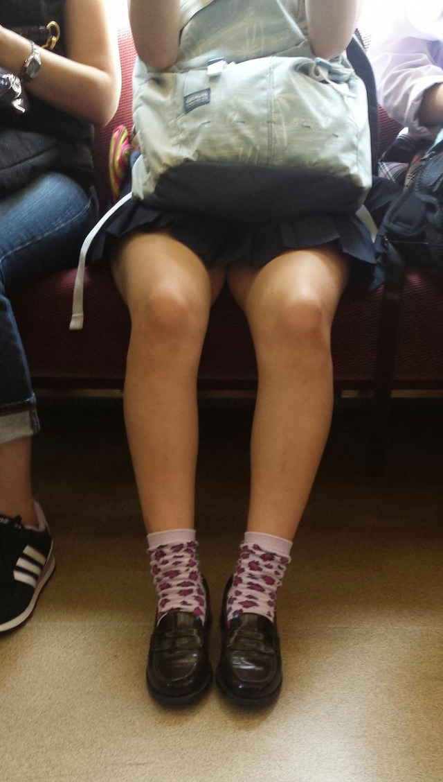 電車内にいるお姉さんをスマホで隠し撮りしたガチ盗撮画像003