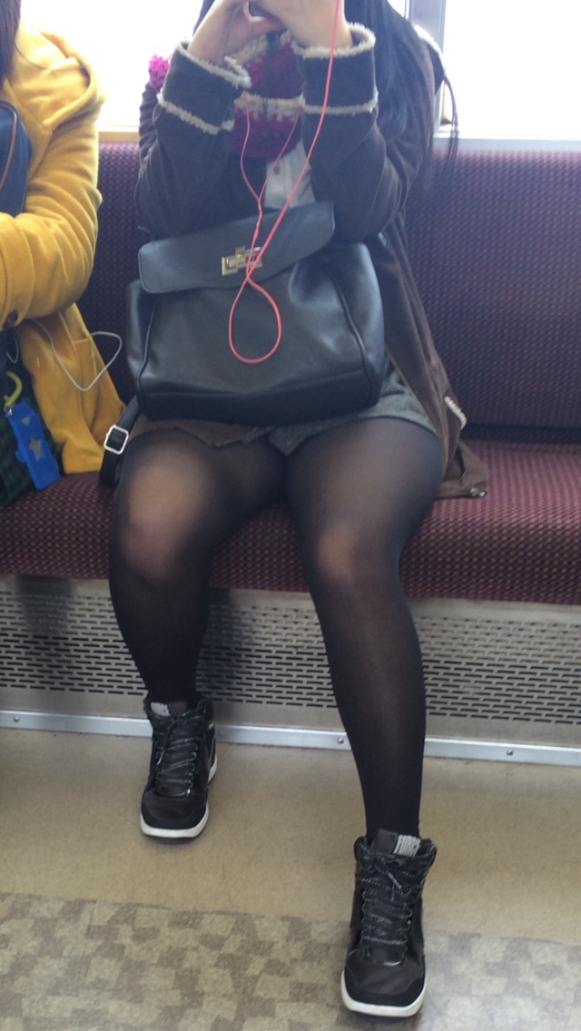 電車内にいるお姉さんをスマホで隠し撮りしたガチ盗撮画像005