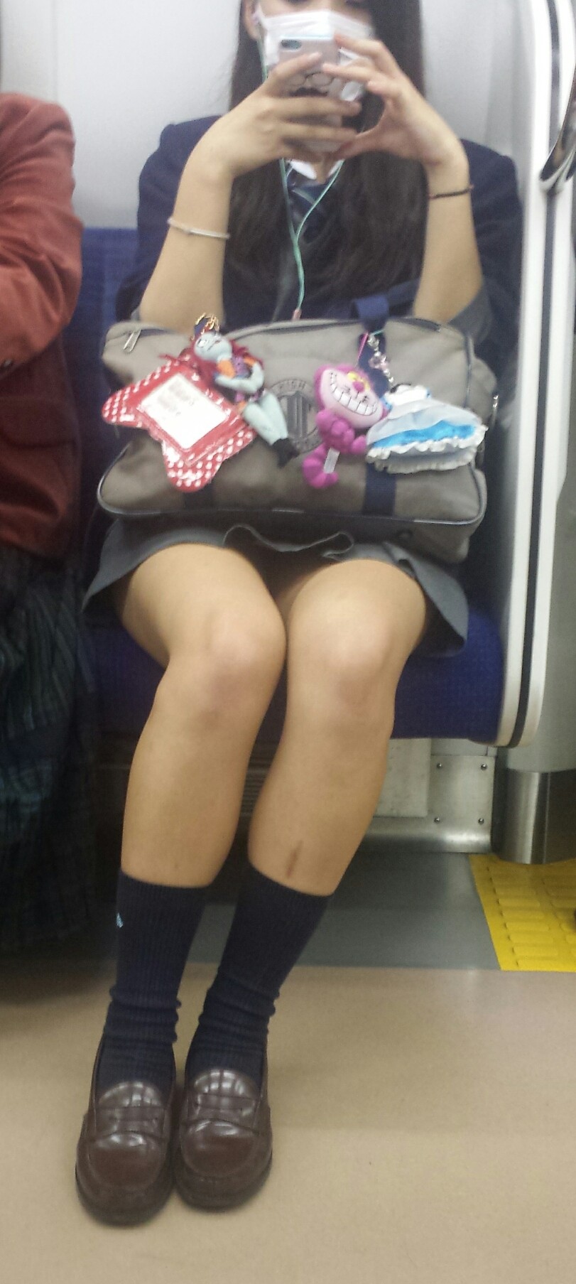 電車内にいるお姉さんをスマホで隠し撮りしたガチ盗撮画像006