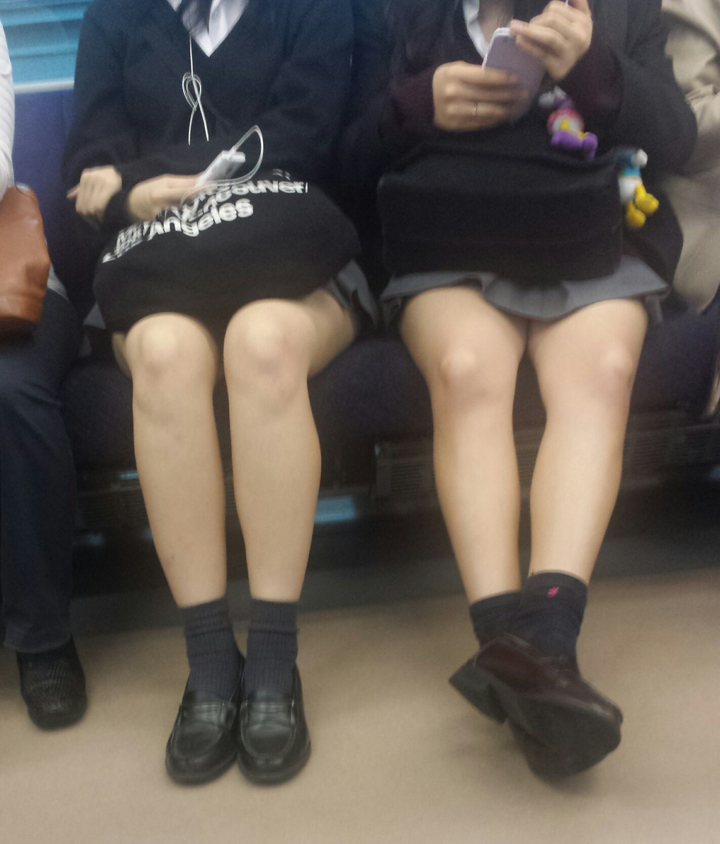 電車内にいるお姉さんをスマホで隠し撮りしたガチ盗撮画像008