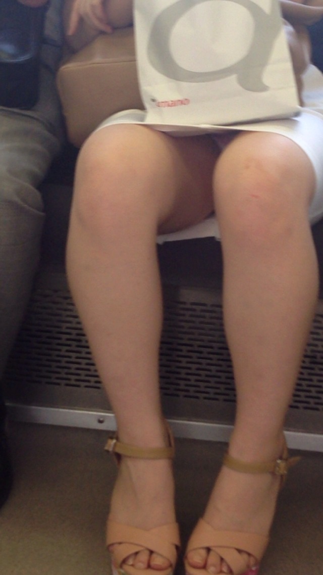電車内にいるお姉さんをスマホで隠し撮りしたガチ盗撮画像009