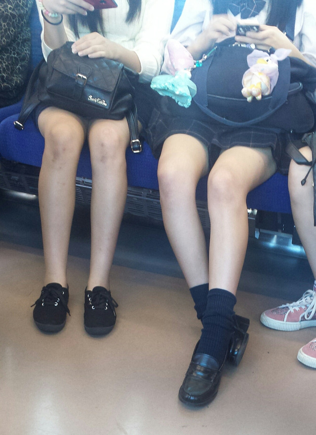 電車内にいるお姉さんをスマホで隠し撮りしたガチ盗撮画像021