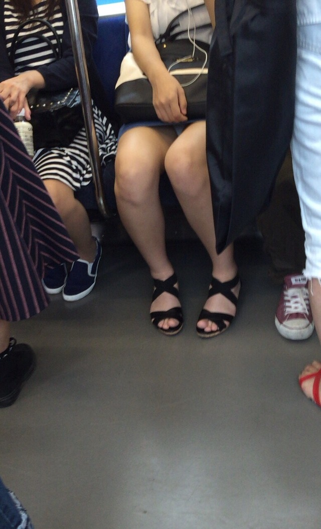 電車内にいるお姉さんをスマホで隠し撮りしたガチ盗撮画像023