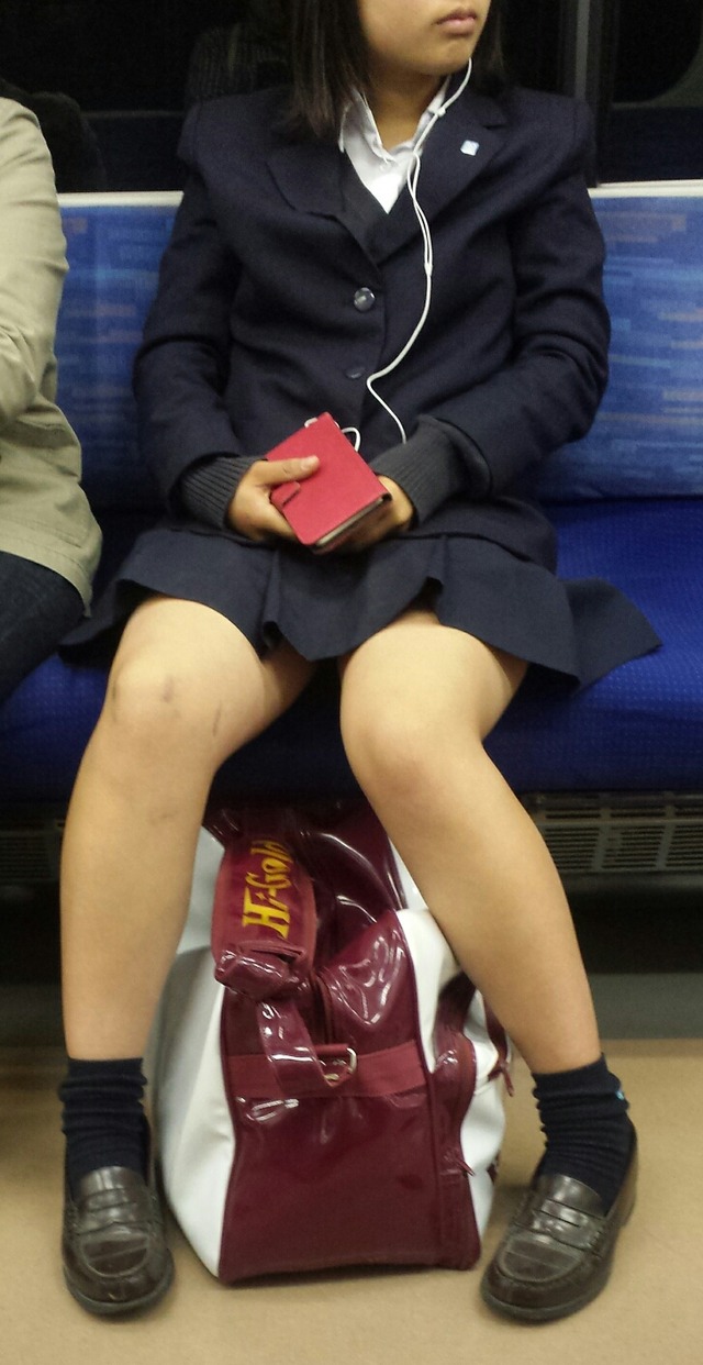 電車内にいるお姉さんをスマホで隠し撮りしたガチ盗撮画像028