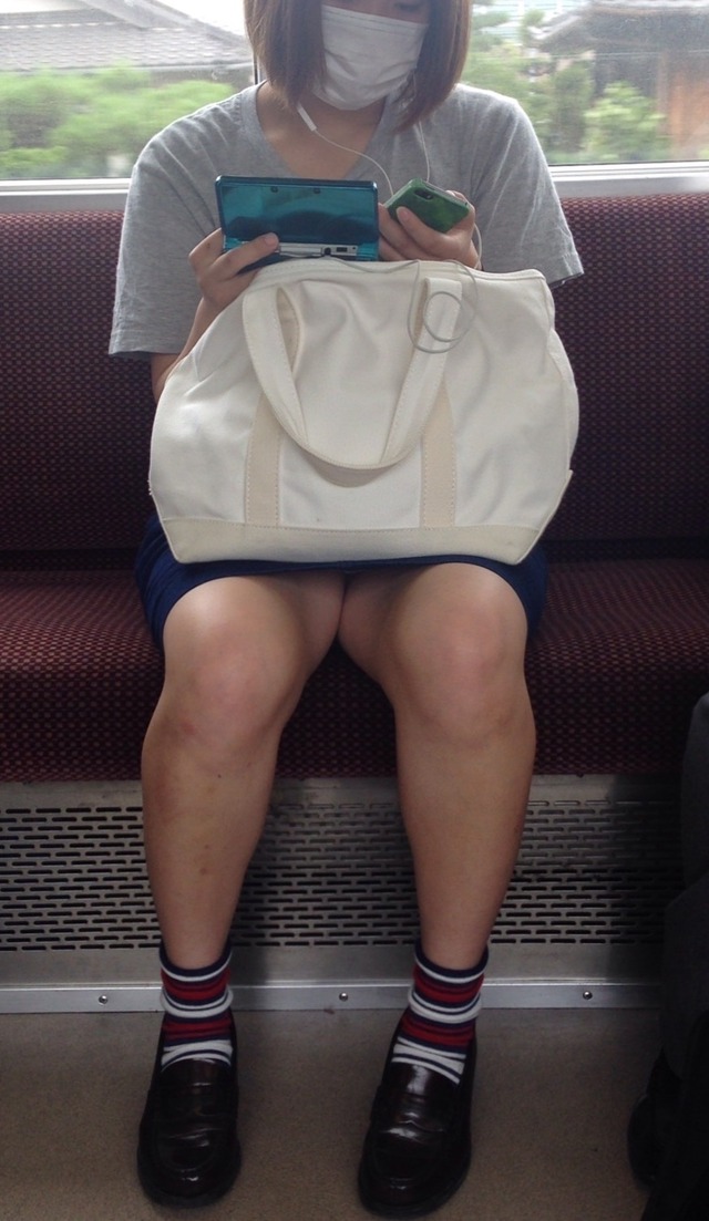 電車内にいるお姉さんをスマホで隠し撮りしたガチ盗撮画像029