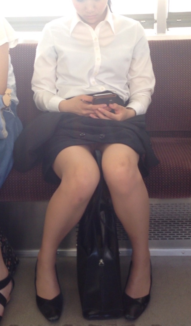 電車内にいるお姉さんをスマホで隠し撮りしたガチ盗撮画像030