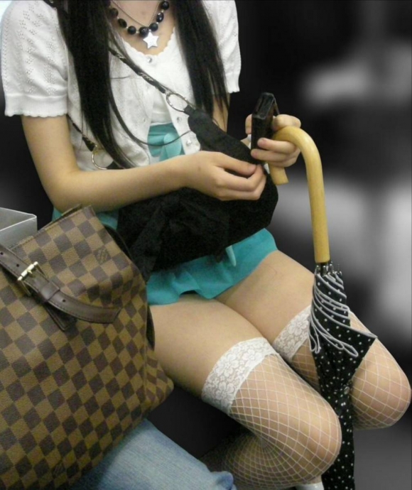電車内で油断した女の子達のパンチラガチでエロすぎる・・・011
