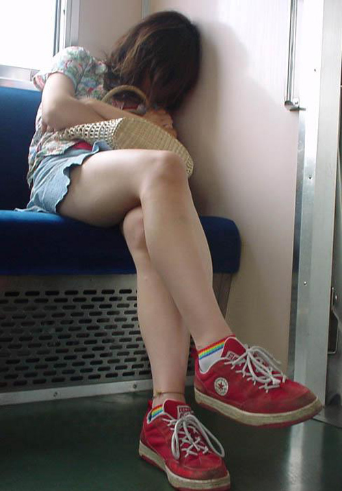 電車内で油断した女の子達のパンチラガチでエロすぎる・・・027