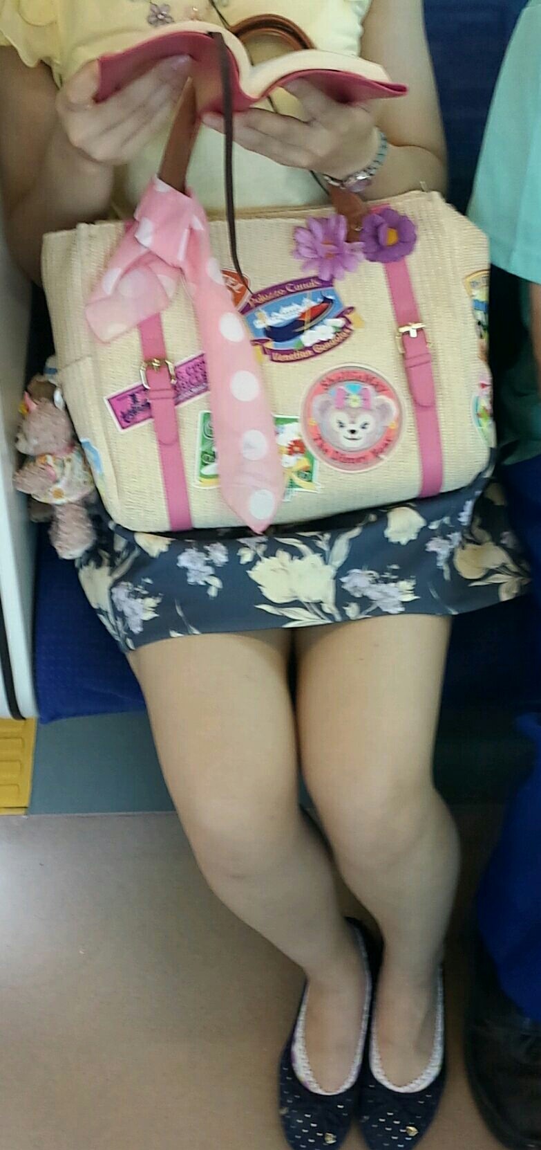 電車内盗撮 : 可愛子ちゃんたちの太ももエロ画像！ (47枚)002