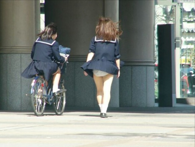 女子高生のスカートひらりひるがえす風パンチラ027