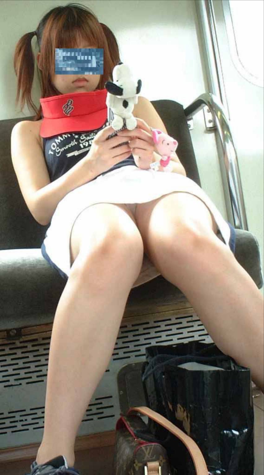 電車で向かいの席でパンチラしている女子を見て股間に駆け込み乗車しちゃった・・・(*´ڡ`●)015