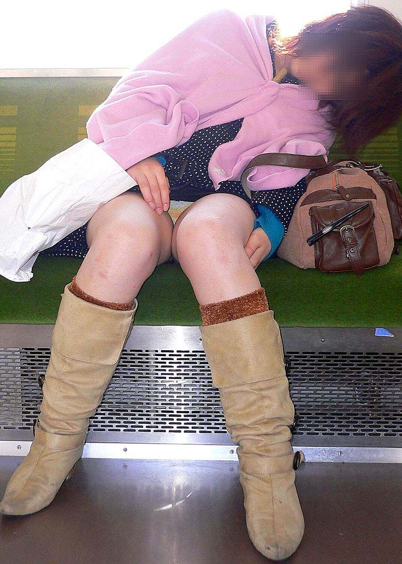 電車で向かいの席でパンチラしている女子を見て股間に駆け込み乗車しちゃった・・・(*´ڡ`●)028