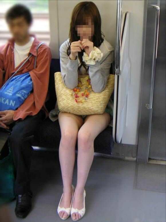 電車でミニスカ娘がパンチラ！こりゃ～ボッキ不可避ｗｗｗ004