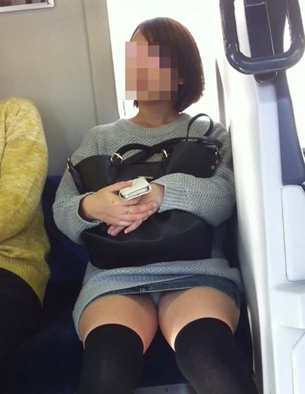 電車でミニスカ娘がパンチラ！こりゃ～ボッキ不可避ｗｗｗ010