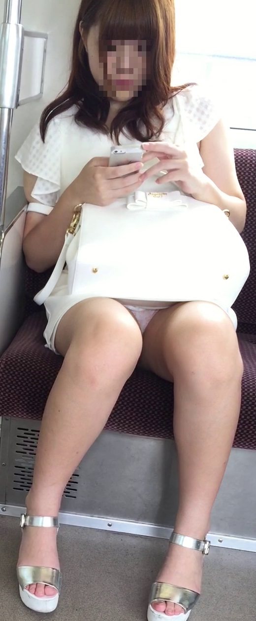 電車でミニスカ娘がパンチラ！こりゃ～ボッキ不可避ｗｗｗ012