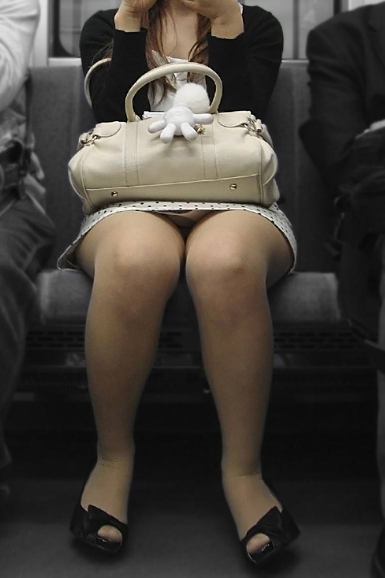 電車で真向かいに座った女性がパンチラしていたらアナタはどうする…？038