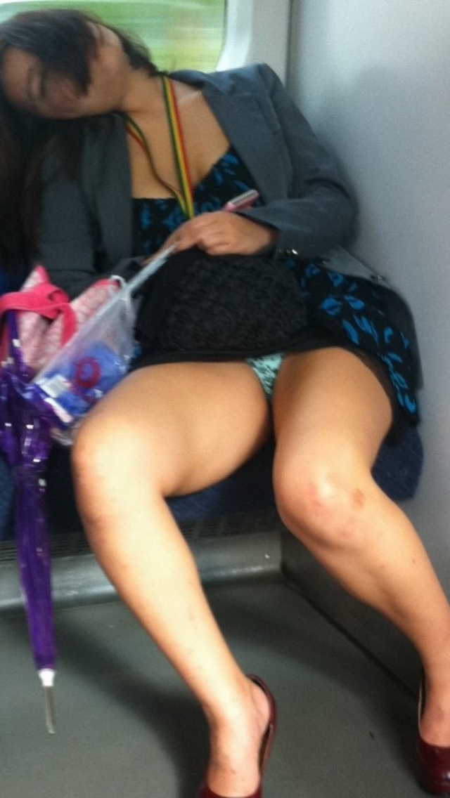 電車で女性が爆睡しているけど下半身が緩んでパンツが見えちゃってる！001