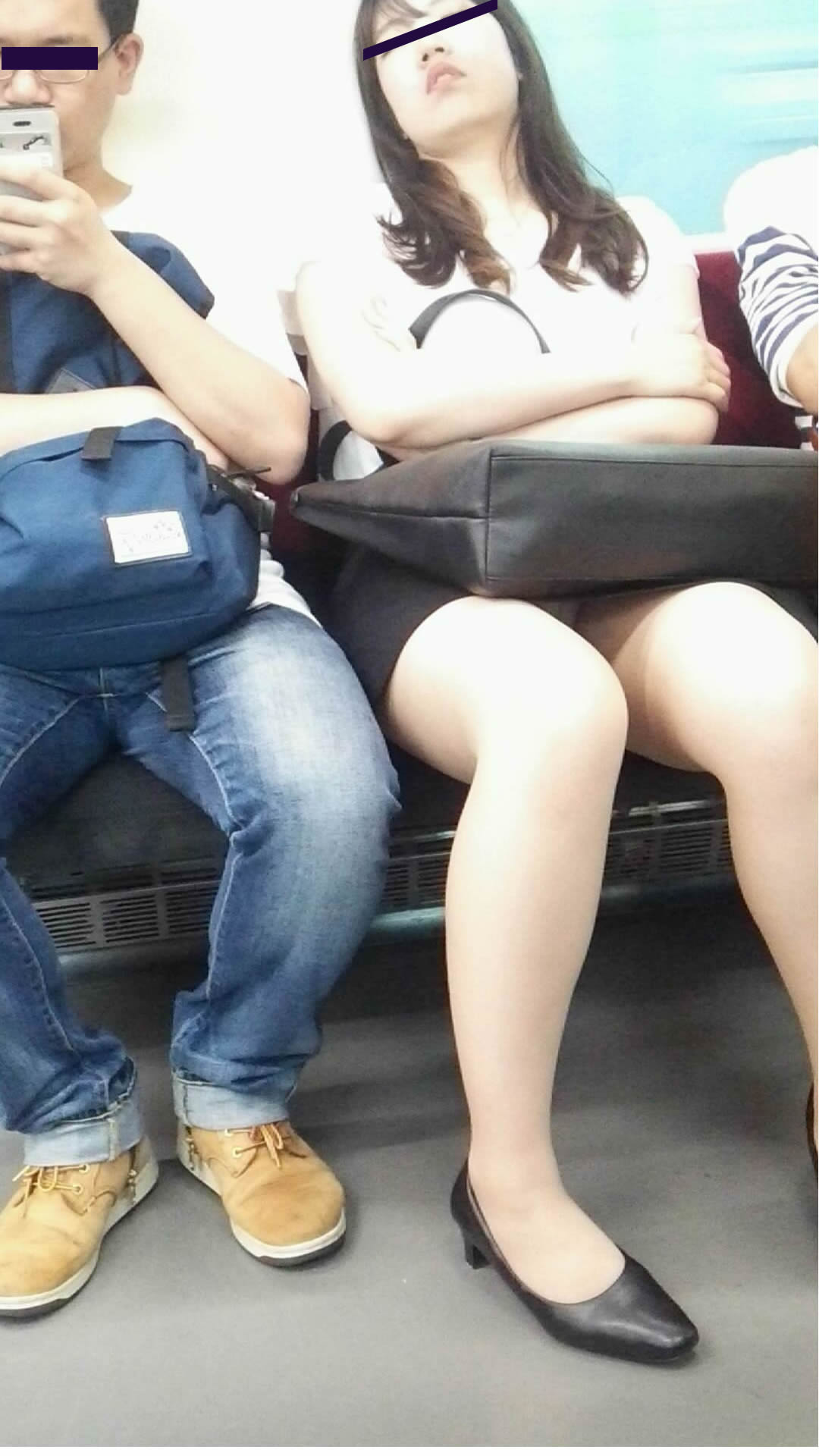 電車で女性が爆睡しているけど下半身が緩んでパンツが見えちゃってる！007