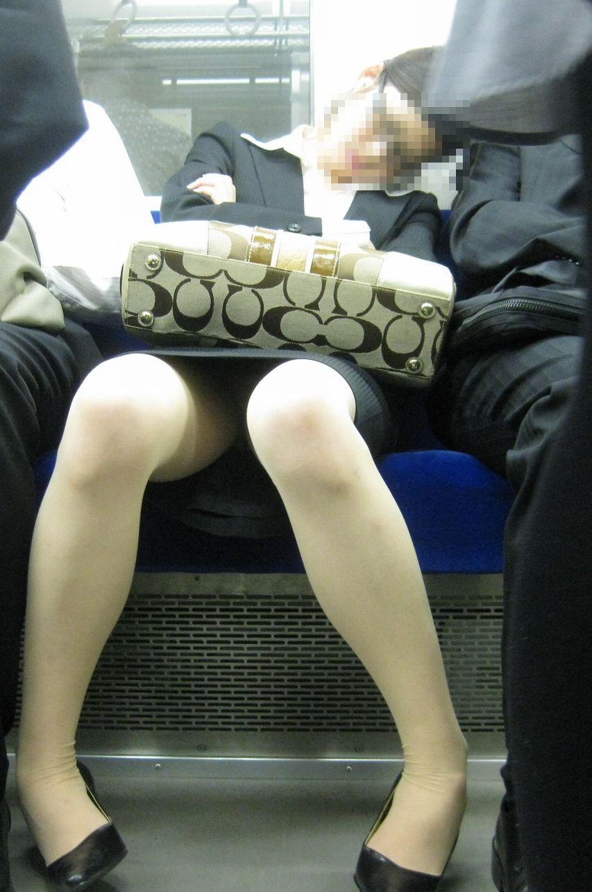 電車で女性が爆睡しているけど下半身が緩んでパンツが見えちゃってる！010