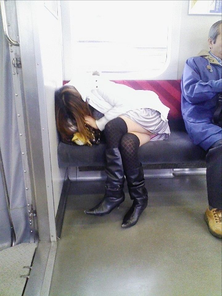 電車で女性が爆睡しているけど下半身が緩んでパンツが見えちゃってる！015