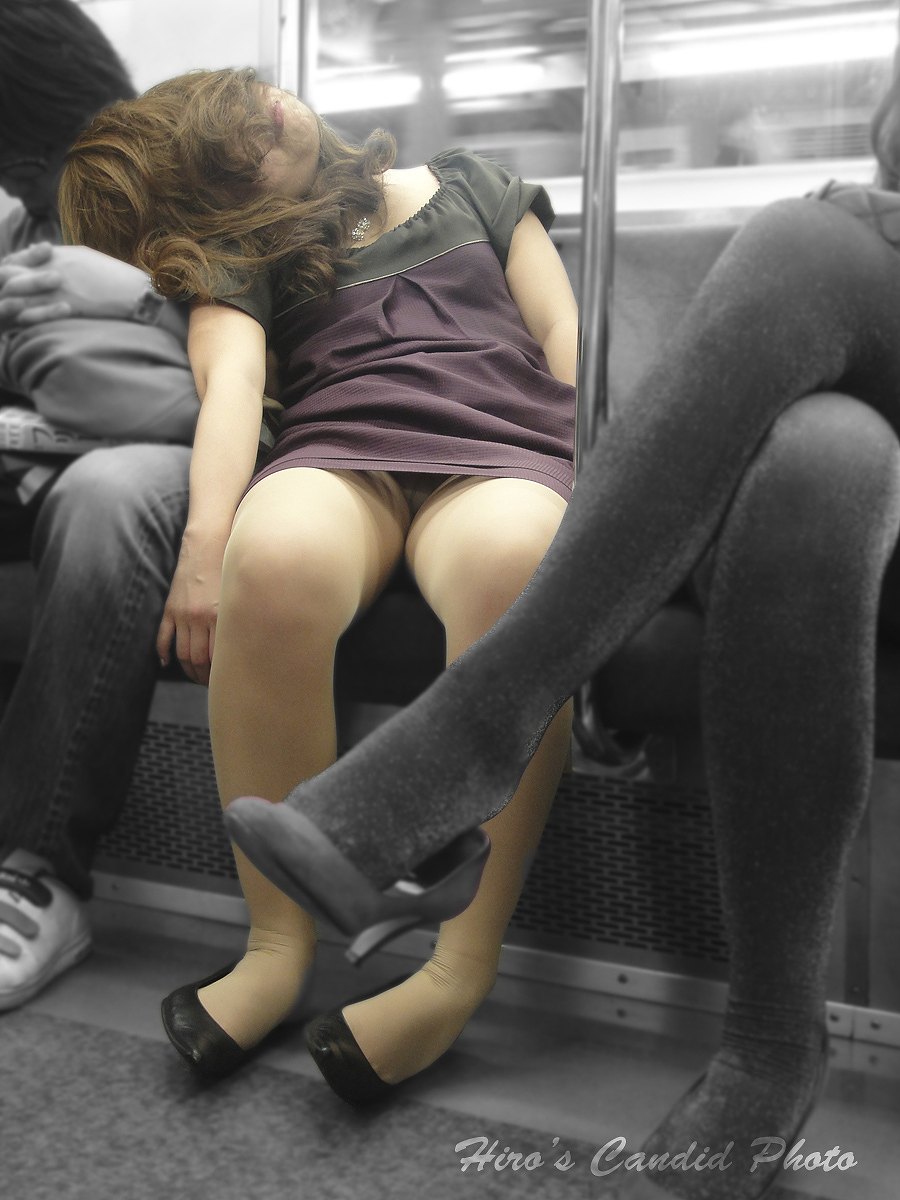 電車で女性が爆睡しているけど下半身が緩んでパンツが見えちゃってる！018