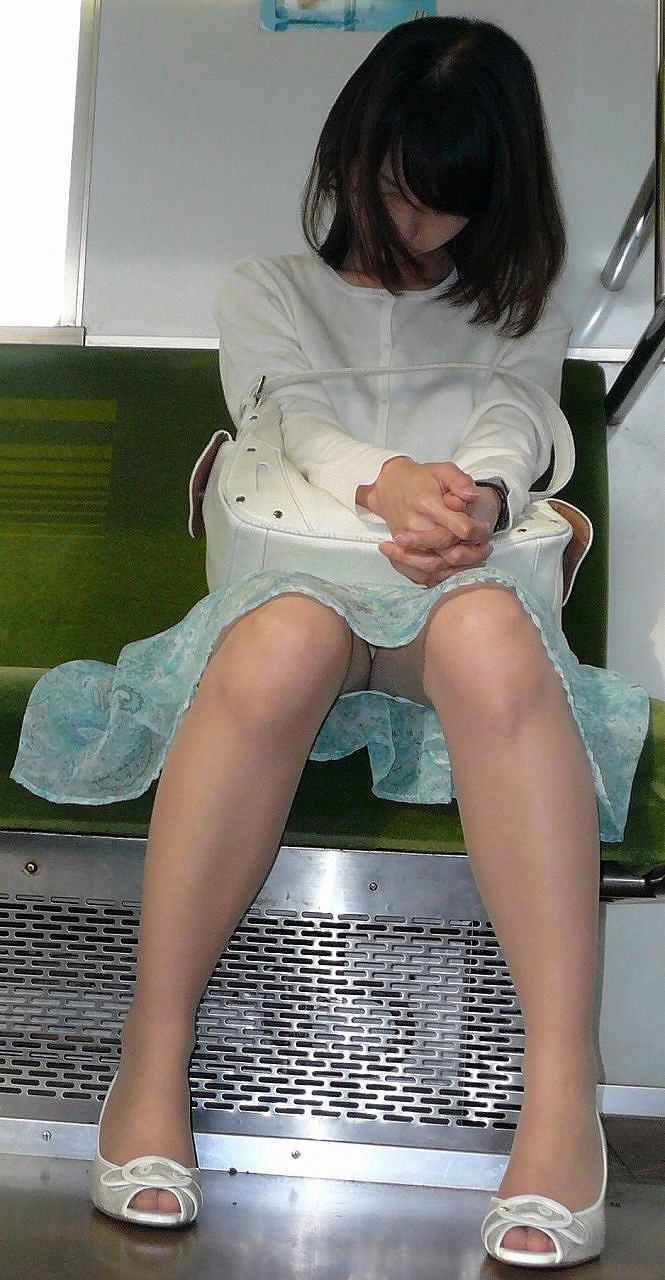 電車で女性が爆睡しているけど下半身が緩んでパンツが見えちゃってる！019
