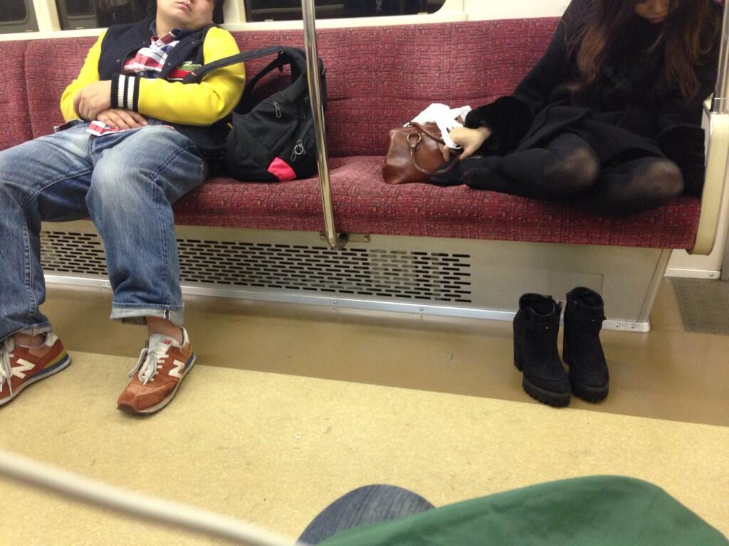 電車で女性が爆睡しているけど下半身が緩んでパンツが見えちゃってる！026