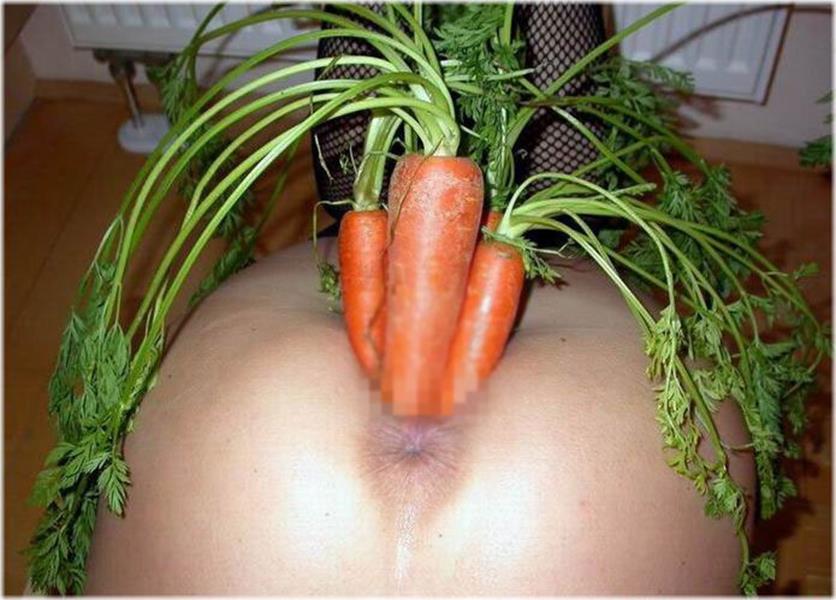 【野菜オナニー画像】野菜でマンコを痛めつける、通称「野菜痛め」をいざ実食！011