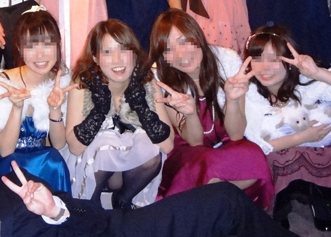 結婚式とかのパーティドレスでパンチラしてる素人さんw001