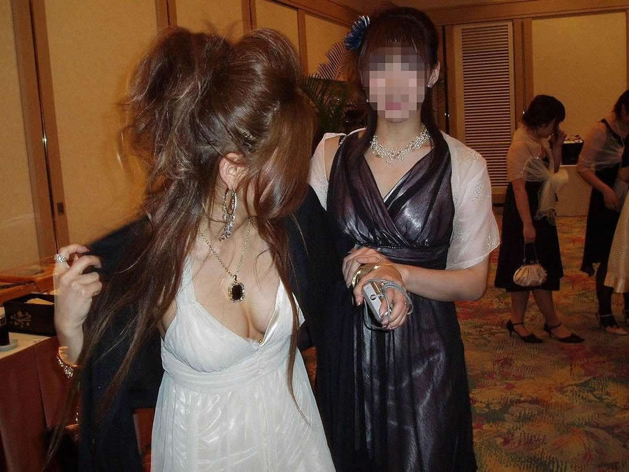 結婚式とかのパーティドレスでパンチラしてる素人さんw007