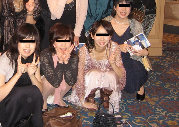 結婚式とかのパーティドレスでパンチラしてる素人さんw010