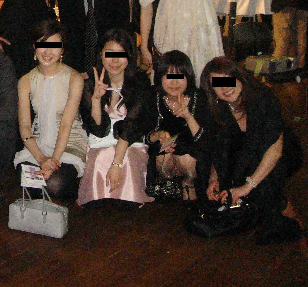 結婚式とかのパーティドレスでパンチラしてる素人さんw013