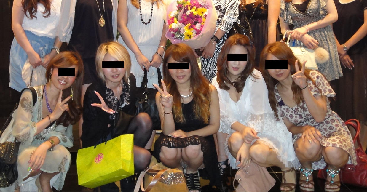 結婚式とかのパーティドレスでパンチラしてる素人さんw014