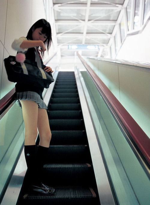 階段でパンチラしている女子たちのローアングル盗撮！003