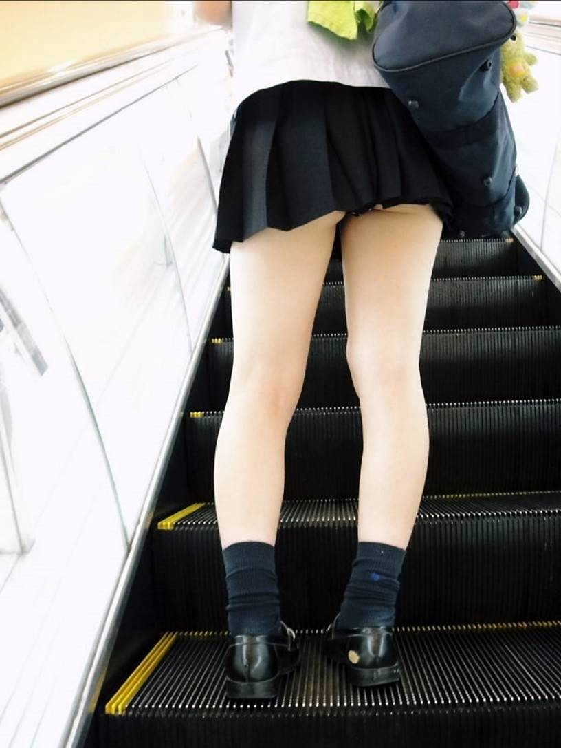 階段でパンチラしている女子たちのローアングル盗撮！013