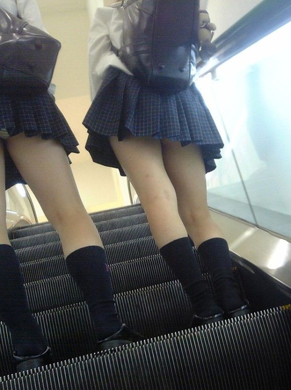 階段でパンチラしている女子たちのローアングル盗撮！016