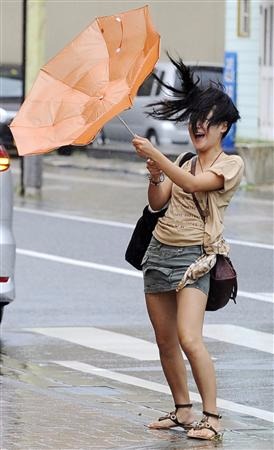台風パンチラ エロ画像019