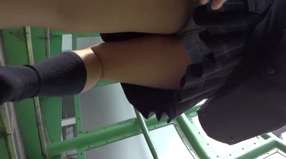 【パンチラ動画】逆さ撮りしながらJKの階段パンチラを接写！こっそりスカートを捲る緊張感がイイね！001