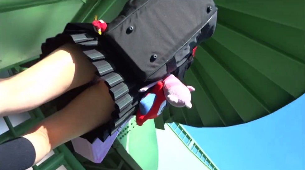 【パンチラ動画】逆さ撮りしながらJKの階段パンチラを接写！こっそりスカートを捲る緊張感がイイね！017